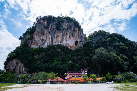 Malaysia, Perak,  Ipoh, View outside and in side in the of the temple cave.のeditorial素材