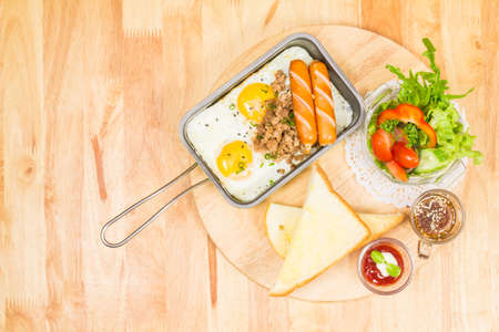 Filling it on eggs and pork cooked in pans, stainless steel top.の写真素材