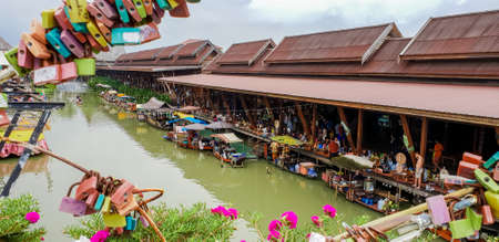 On April 1, 2018 at the floating market of Ayutthaya, trade and tourism.のeditorial素材