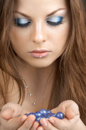 The girl in the blue holds transparent balls in palms
の写真素材