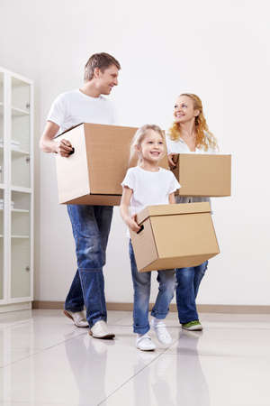 Parents and child with cardboard boxesの写真素材