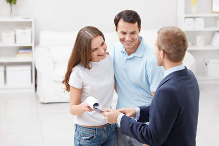 Consultant to the couple at homeの写真素材