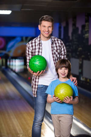 Dad and son in bowlingの写真素材