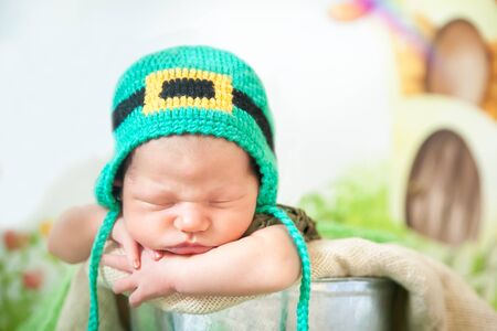 Sleeping newborn baby in a St. Patricks Day hatの写真素材