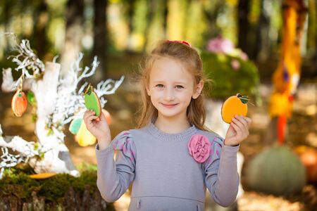 Smiling girl in the autumn parkの写真素材