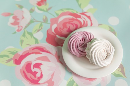 Fresh homemade berry zephir marshmallow on floral background. Sweet zephyr for holidayの写真素材