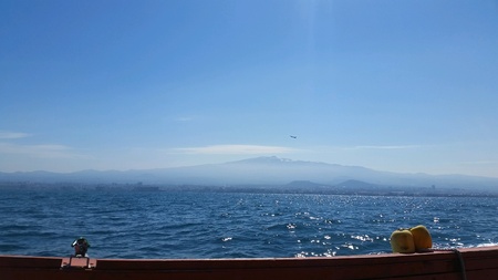 Ocean view with mountainの素材