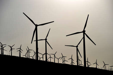 Silhouetten von Windkraftwerken