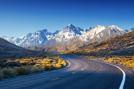 Highwai / Road in USA mountainsの写真素材