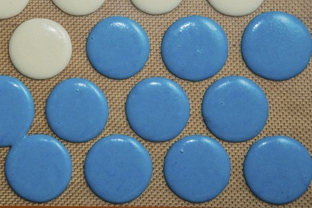 Blue and white Raw macarons before ovenの写真素材