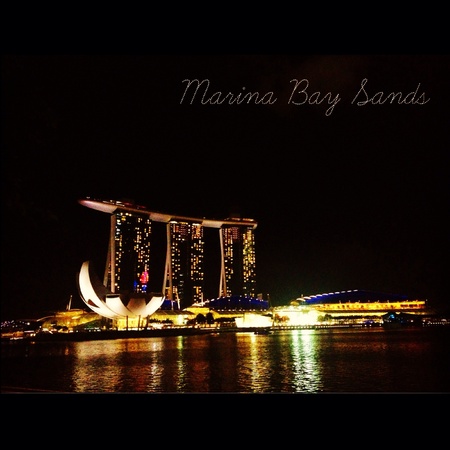 I take this photo with iPhone4S at the night of Singaporeの素材
