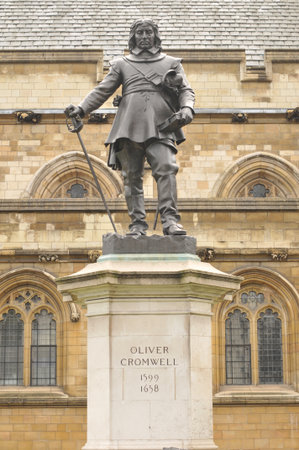 1899 Statue of Cromwell by Hamo Thornycroft outside the Palace of Westminster, Londonのeditorial素材