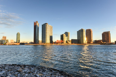 NEW YORK, NEW YORK - JANULARY 19, 2013: View of Long Island City and the Pepsi Cola sign from Roosevelt Island, New Yorkのeditorial素材