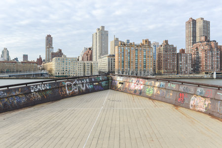 View of the Manhattan Skyline from Roosevelt Islandのeditorial素材