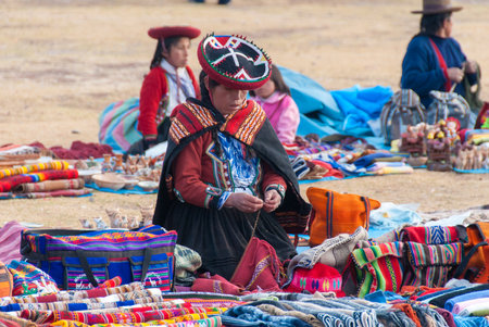 CHINCHERO, PERU - AUGUST 20, 2006: Inca Outdoor Craft Market in Chichero, Peru.のeditorial素材