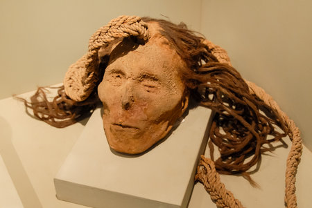 NAZCA, PERU - AUGUST 9, 2006: Trophy head with vegetal rope in the Museo Didactico Antonini.のeditorial素材