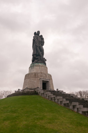 Berlin, Germany - November 6, 2010: Soviet War Memorial commemorate the Battle of Berlin in 1945 where 80,000 soldiers died. It opened at 1949 in Treptower Park, Berlin, Germany.のeditorial素材