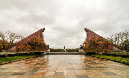 Berlin, Germany - November 6, 2010: Soviet War Memorial commemorate the Battle of Berlin in 1945 where 80,000 soldiers died. It opened at 1949 in Treptower Park, Berlin, Germany.のeditorial素材