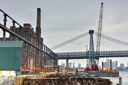 View of the Williamsburg Bridge and abandoned Domino Sugar Factory.のeditorial素材