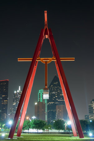 Dallas - May 13, 2007: Pendulum Sculpture by the Dallas Symphony at night.のeditorial素材