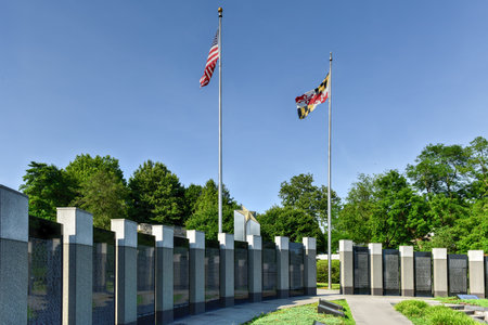 Maryland World War II Memorial. The memorial is an open, four-sided amphitheater, surrounded by 48, nine-foot tall columns representing the then-48 states.のeditorial素材