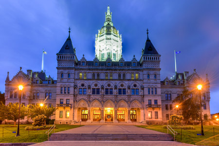 Connecticut State Capitol in Hartford on a summer evening. The building houses the State Senate, the House of Representatives and the office of the Governor.のeditorial素材