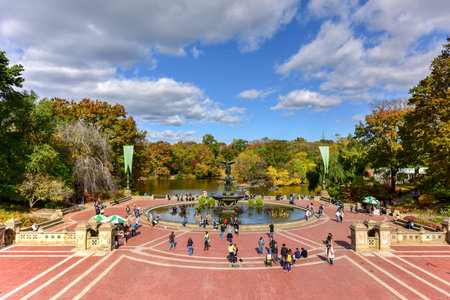 New York City - November 6, 2016: Tourists in Central Park in New York. Central Park is an urban park in the central part of the borough of Manhattan.のeditorial素材