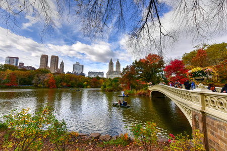 Bow Bridge in the autumn in Central Park, New York City.のeditorial素材
