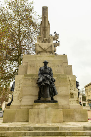 Royal Artillery Memorial (designed by Charles Jagger and Lionel Pearson) - stone memorial at Hyde Park Corner in London, dedicated to casualties in the Royal Regiment of Artillery in the First World War.のeditorial素材