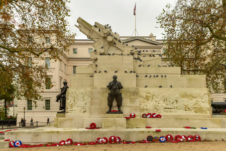 Royal Artillery Memorial (designed by Charles Jagger and Lionel Pearson) - stone memorial at Hyde Park Corner in London, dedicated to casualties in the Royal Regiment of Artillery in the First World War.のeditorial素材