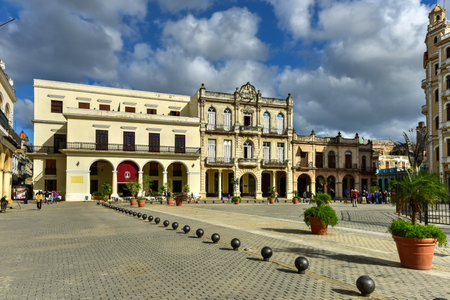 Buildings surrounding Plaza Vieja (Old Square) in Old Havana, Cuba.のeditorial素材