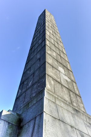 Dover Patrol Monument in Fort Hamilton Park, is a granite obelisk designed by Sir Aston Webb and erected in 1931 to commemorate the participation of the U.S. Navy in the World War.のeditorial素材