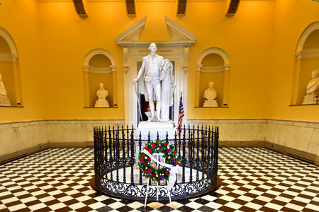 Richmond, Virginia - Feb 19, 2017: Monument to George Washington in the rotunda in the Virginia State Capitol in Richmond, Virginia.のeditorial素材