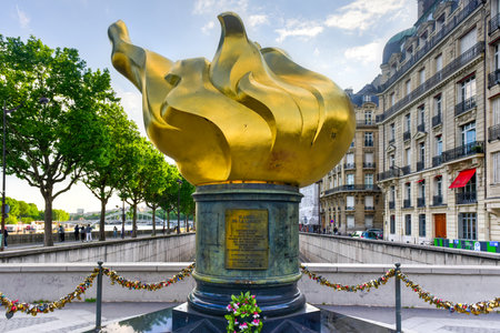 The Flame of Liberty in Paris is a full-sized, gold-leaf-covered replica of the new flame at the upper end of the torch of the Statue of Liberty at the entrance to the harbor of New York since 1986.のeditorial素材