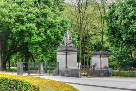 Statues at the entrance of the Parc du Cinquantenaire in Brussels, Belgiumの写真素材