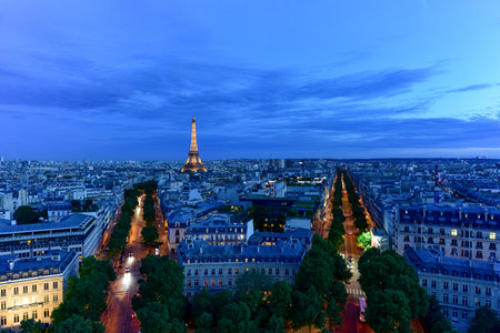 View of the the Eiffel Tower and the Paris city skyline into the distance at dusk.のeditorial素材
