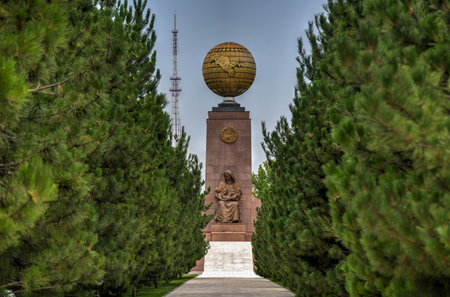 Independence Monument and the Blessed Mother at the Independence Square in Tashkent, Uzbekistan.のeditorial素材