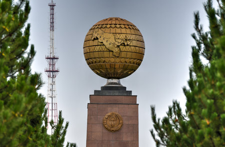 Independence Monument and the Blessed Mother at the Independence Square in Tashkent, Uzbekistan.のeditorial素材