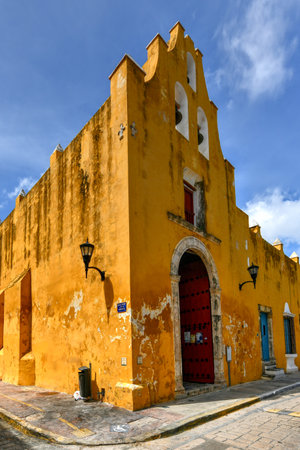 The beautiful yellow church of San Roque in the walled colonial city of Campeche, Mexico.のeditorial素材