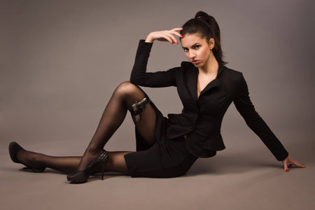 Spy girl in a black suit with gun

の写真素材