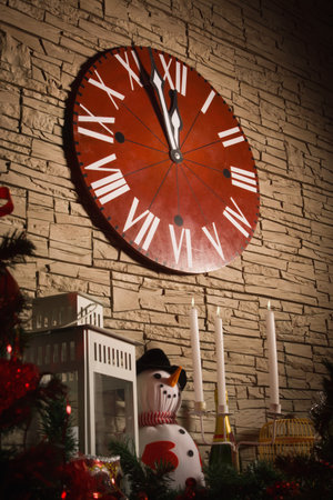 Christmas decoration with clocks showing few minutes left to new year

の写真素材