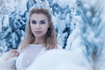 Attractive blonde woman in a winter snowly forest
の写真素材