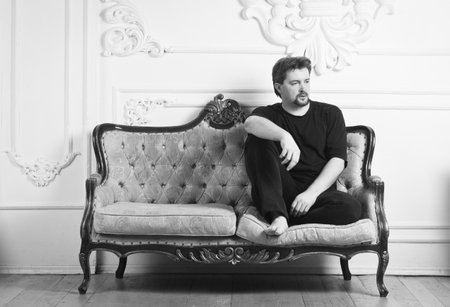 A man is resting on a luxurious sofa
の写真素材