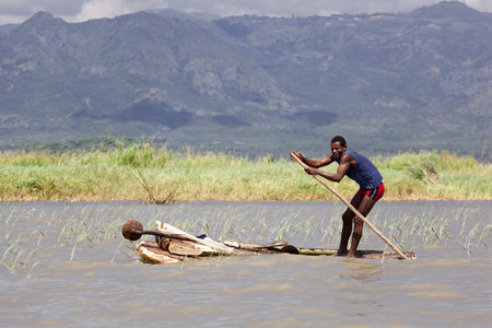 LAKE CHANA, ETHIOPIA - Novembre 17, 2010: Unidentified ethiopian man in a salfemade boat on Lake Chana in Ethiopia.のeditorial素材