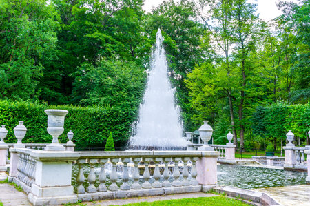 RUSSIA, Peterhof - JULY, 17, 2013. Fountainのeditorial素材