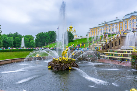 RUSSIA, Peterhof - JULY, 17, 2013. Fountainのeditorial素材