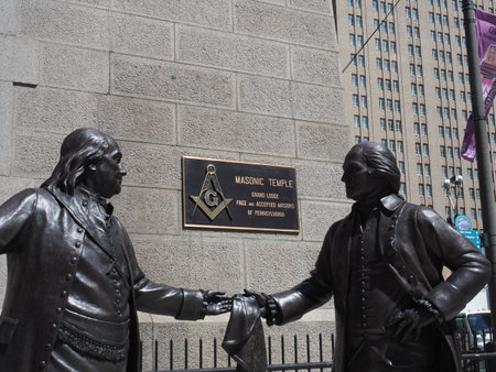 Image of the sculptures from Benjamin Franklin and George Washington called The Bond .のeditorial素材