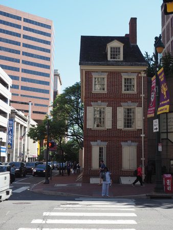 Philadelphia, USA - June 11, 2019: Image of The Declaration House the reconstructed residence situated in downtown Philadelphia. It is the house where Thomas Jefferson made his draft of the declaration of independence.のeditorial素材