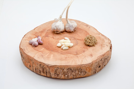on a wooden plank lies garlic mashed as well as knollの写真素材