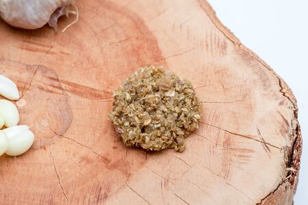 on a wooden plank lies garlic mashed as well as knollの写真素材